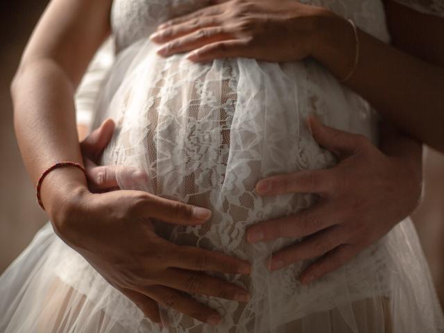 Shooting grossesse en extérieur : les meilleurs moments de la journée pour des photos parfaites