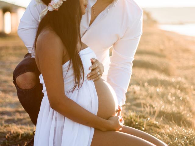 Photos de grossesse en couple : comment inclure votre partenaire ?